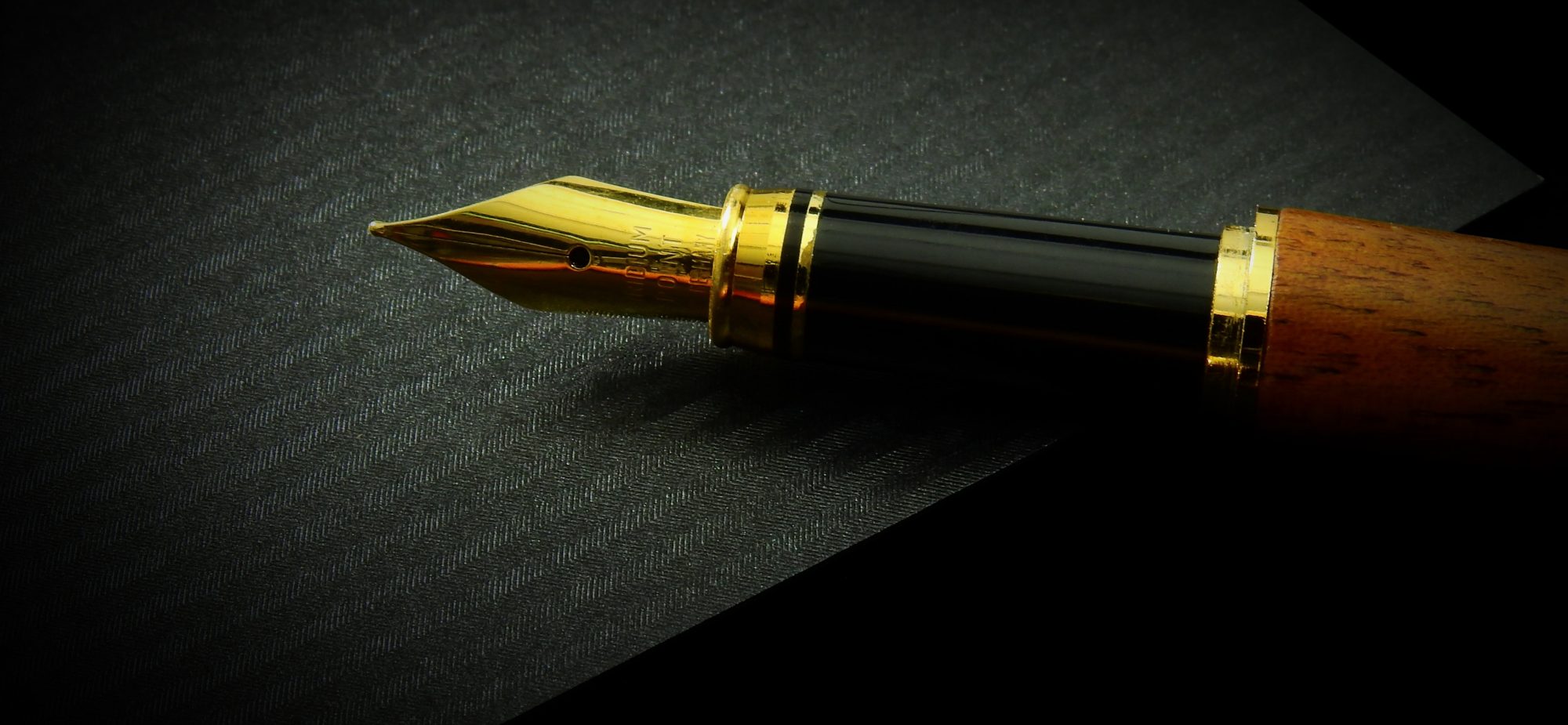 cropped-classic-close-up-draw-372748